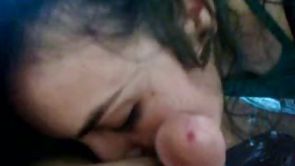 یک دختر جوان سکس داغ و حشری