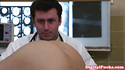 جان هولمز, مدل داستان های داغ و سکسی لباس تابستان, سوزان, زمینه, اسباب